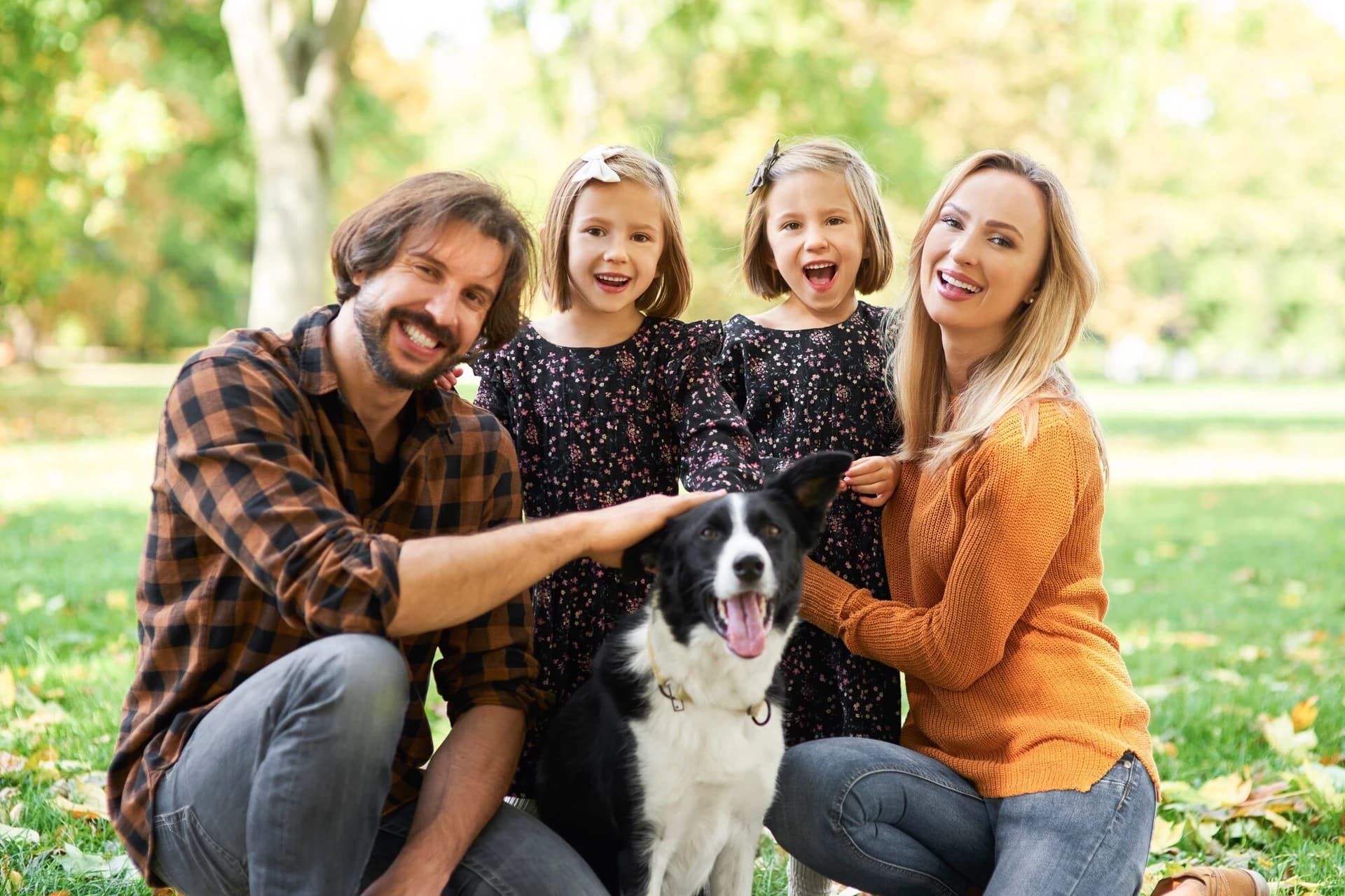 Glückliche Familie mit Hund zuhause